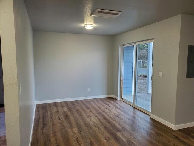 Building Photo - 220 Cheryl Ln