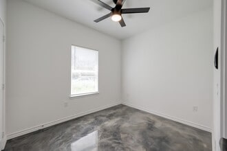Building Photo - 837 Queenswood St