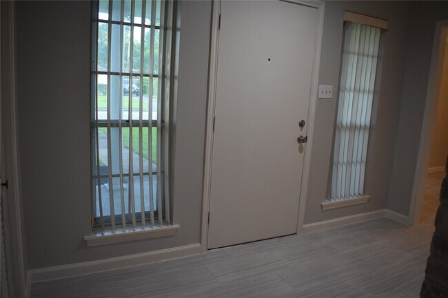 Building Photo - 3110 Springhill Dr