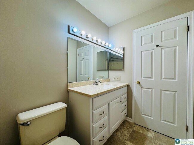 Building Photo - 102 Quaker Dr