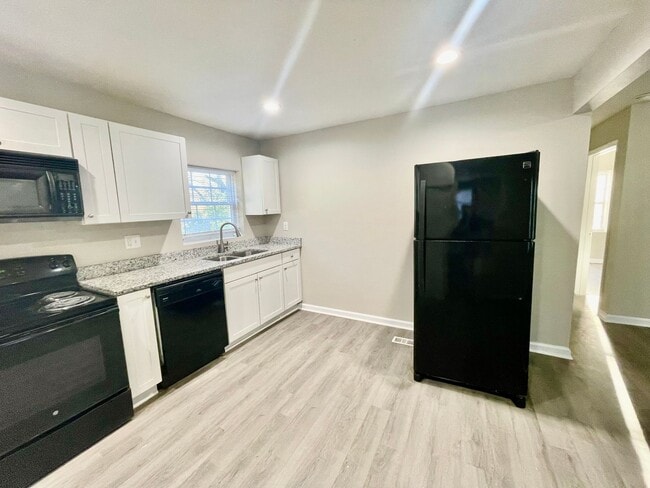 Building Photo - Beautiful 3 bedroom 1 bath home , Located off N Graham street