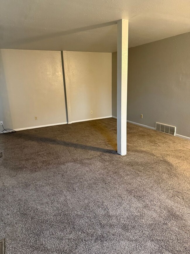 Building Photo - Centrally Located Three-Bedroom, One-Bathr...