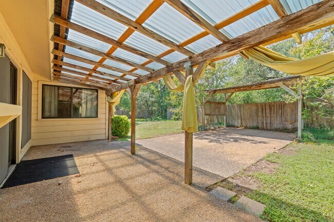 Building Photo - 709 Show Low Ct