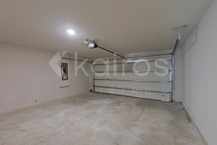 Building Photo - 1156 Sword St