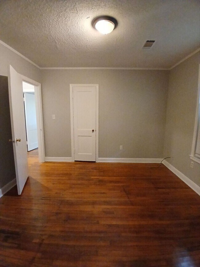 Building Photo - Spacious 3 Bedroom 2 Bath