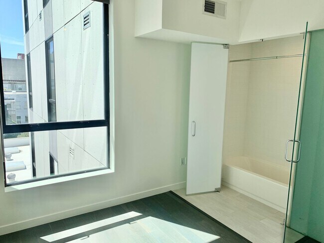 Building Photo - HIP 2BR/2BA Inner Mission Boutique Condo w...