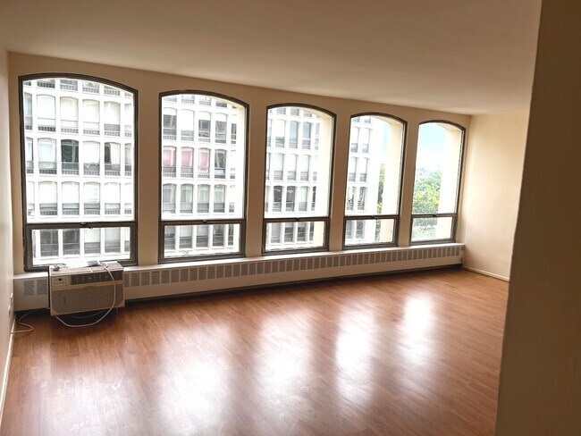 Building Photo - 1401 E 55th St