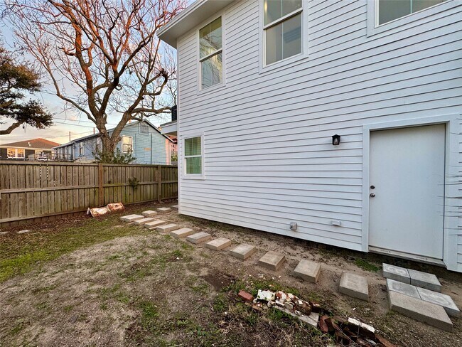 Building Photo - 2119 Avenue O 1/2