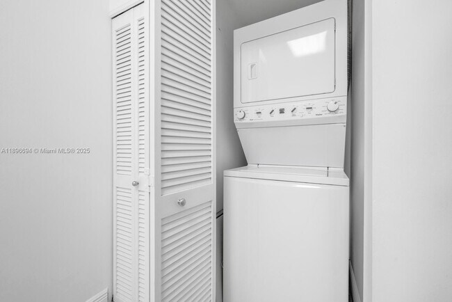 Building Photo - 888 Brickell Key Dr