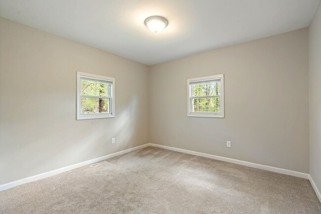 Building Photo - Nature Lovers 3 Bed 2 Bath Chapel Hill Ranch Available early August