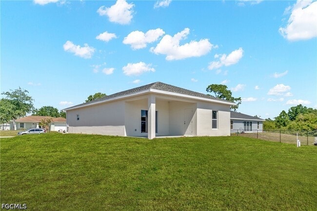 Building Photo - 917 Margaret Ave S