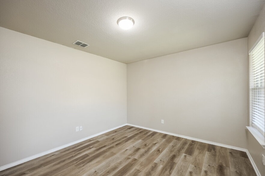 Building Photo - 13510 Sundance Scape