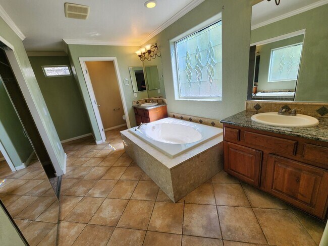 Building Photo - Stunning 4 Bed 3 Bath 2 Story Home with Loft