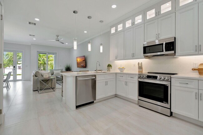 Building Photo - 4662 SE Manatee Way