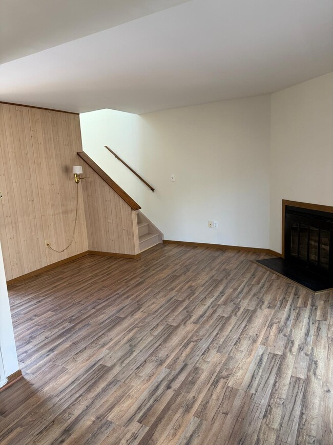 Building Photo - 223 Sterling Ct