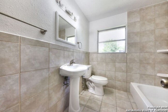 Building Photo - 3 Bedroom/1 Bath Sunset Hill Subdivision