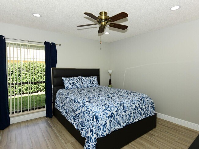 Building Photo - 5979 Pinebrook Dr