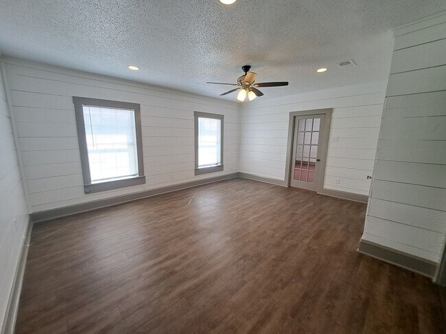 Building Photo - 208 S Andrews Dr