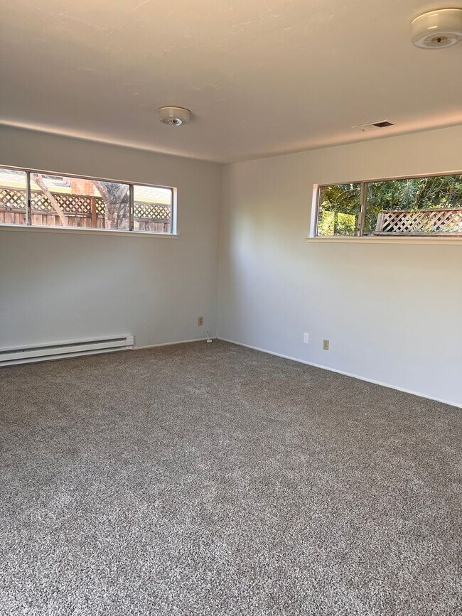 Building Photo - 1143 Solana Dr