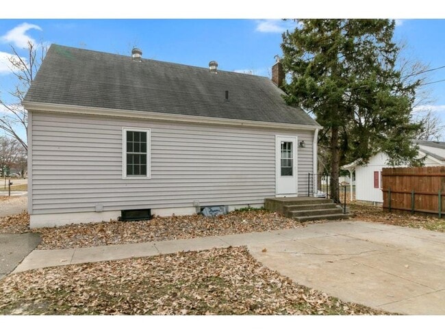 Building Photo - 723 Laurel Ave