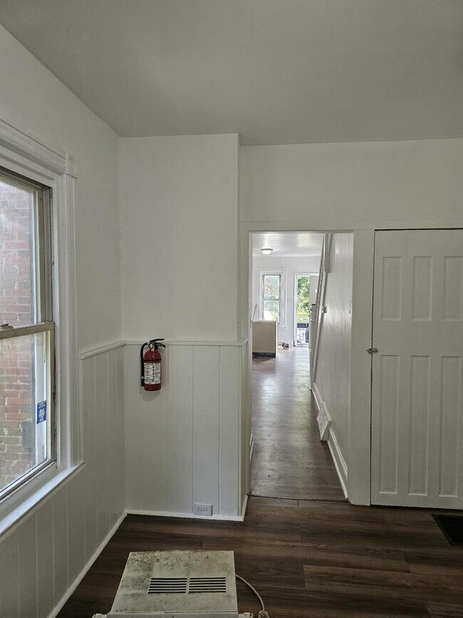 Building Photo - 3 bed 1 bath
