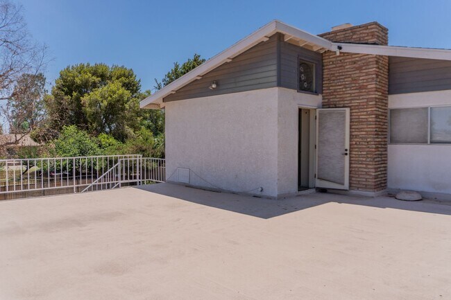 Building Photo - Spacious 3-Bedroom, 4-Bath Vintage Home wi...