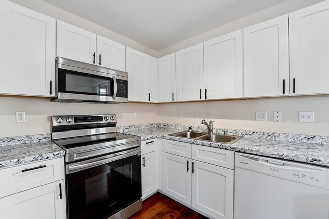 Building Photo - Live in Rancho El Dorado | Spacious 3 Bed Near Golf & Parks