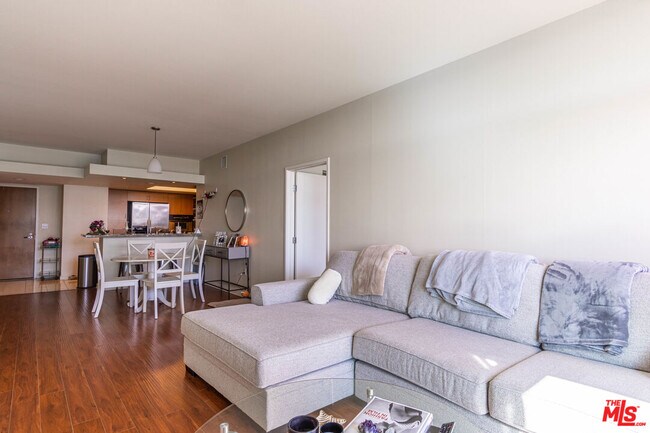 Building Photo - 13700 Marina Pointe Dr