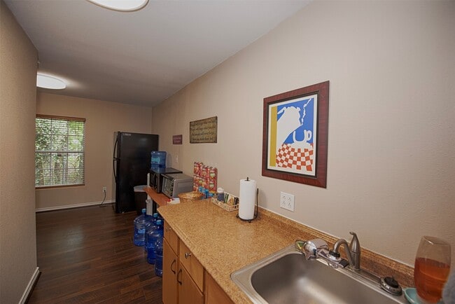 Building Photo - 715 Grand Ave