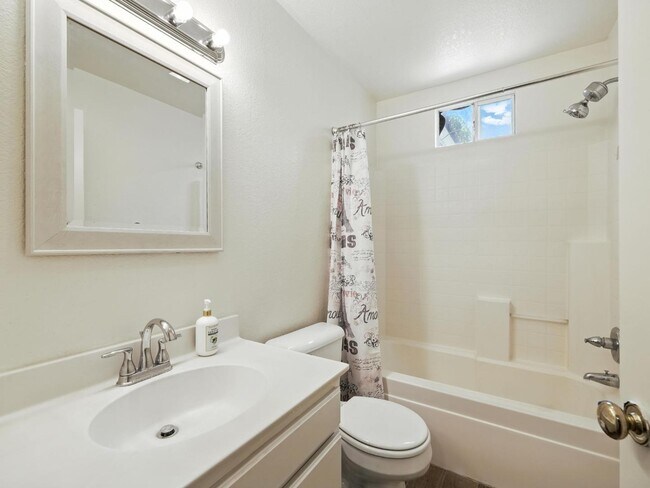 Building Photo - 44131 Sunmist Ct