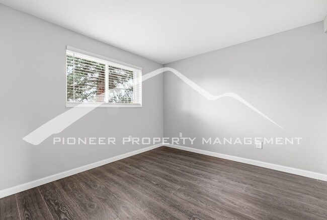 Building Photo - Gorgeous Home with Central AC and Fenced Yard