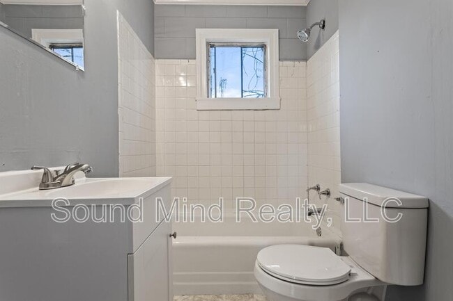 Building Photo - 914 Ranch Farm Rd