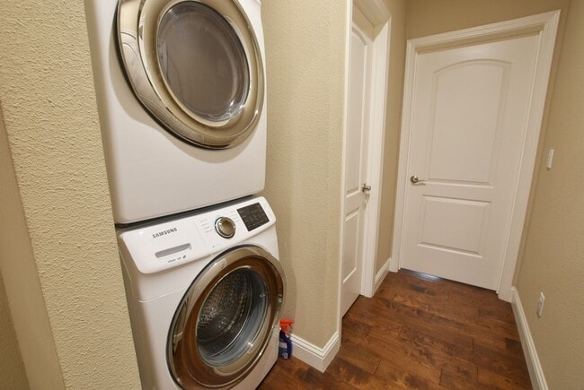 Building Photo - Beautiful and Modern 3 Bedroom 3.5 Bath Tr...