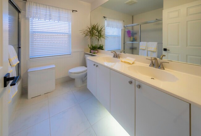 Building Photo - 10849 Bal Harbor Dr