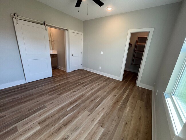 Building Photo - 1841/43 Hickory Creek