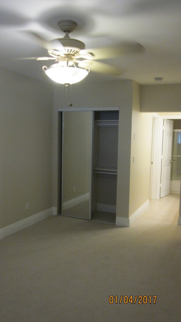 Building Photo - HILLCREST - 1 BED / 1 BATH TOP FLOOR CONDO.