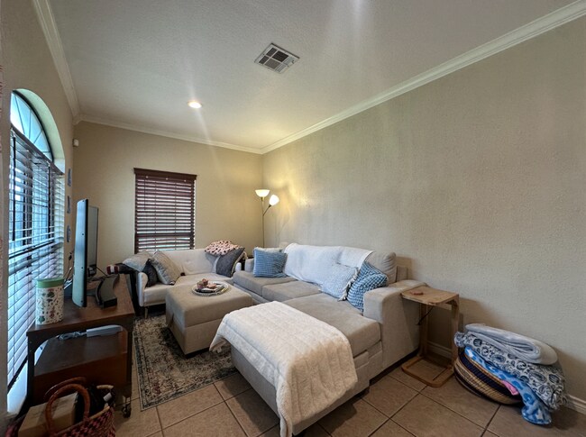 Building Photo - 221 Gurley Ln