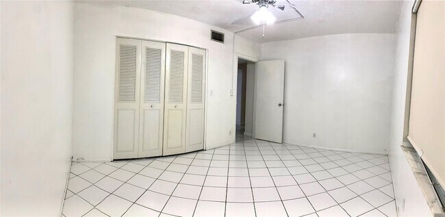 Building Photo - 1407 NE 56th St