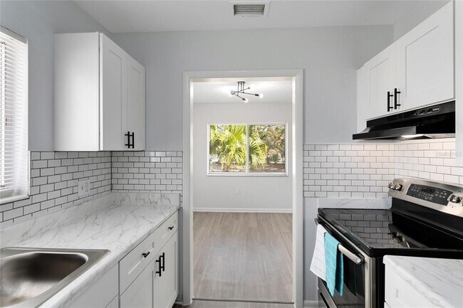 Building Photo - 2000 15th Ct NW