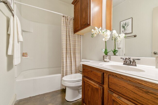 Building Photo - ** MOVE IN July 25th 2027 $5500 ** 5 Bed 3 Bath ** 1 Minute Walk to TCU Campus **