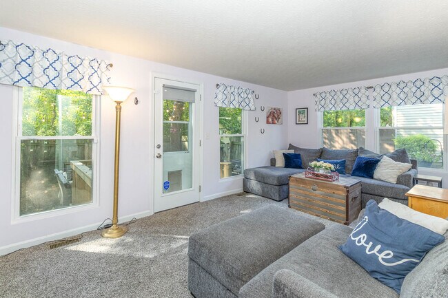 Building Photo - 1071 Stratford Ct