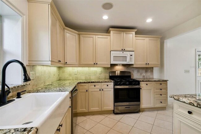 Building Photo - 2918 W Coachman Ave