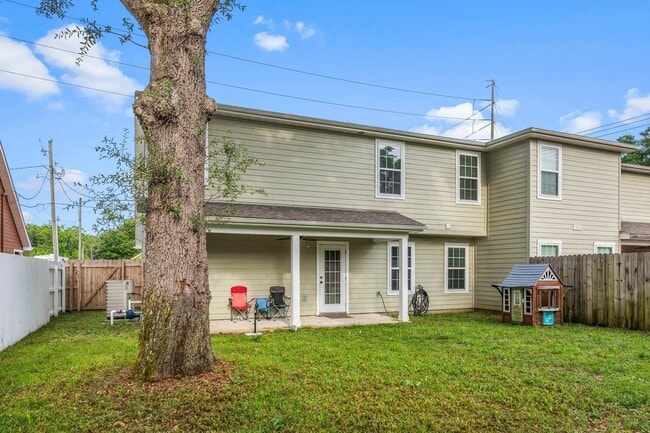 Building Photo - 876 Fairview Dr