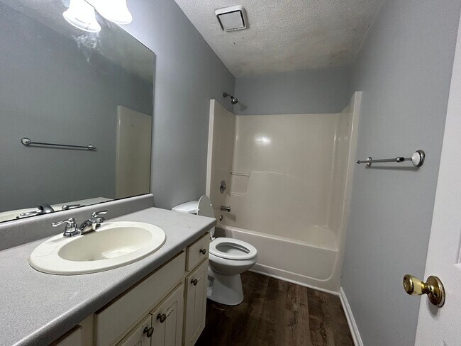 Building Photo - 12 Thomas Crossing Dr