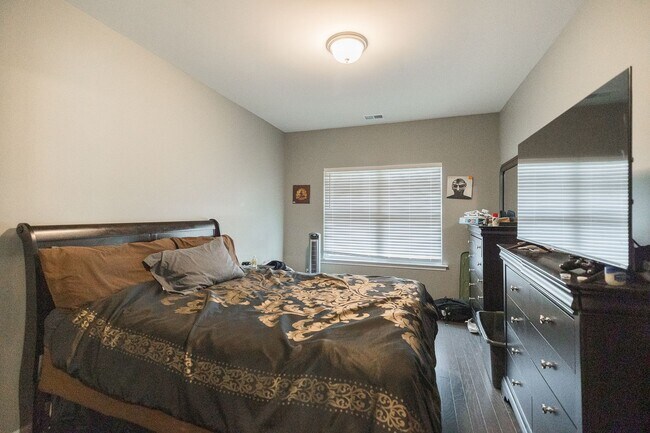 Building Photo - 1420 Day Dr