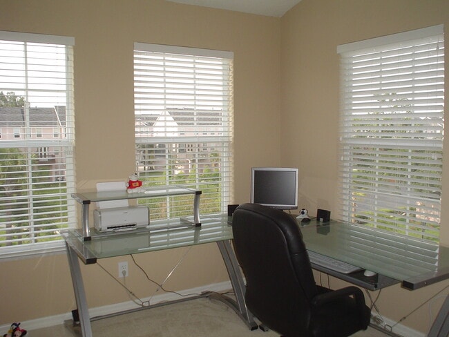 Building Photo - 3002 Pointeview Dr