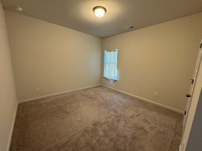 Building Photo - Newer 3/2.5 House in Armuchee- $1,995