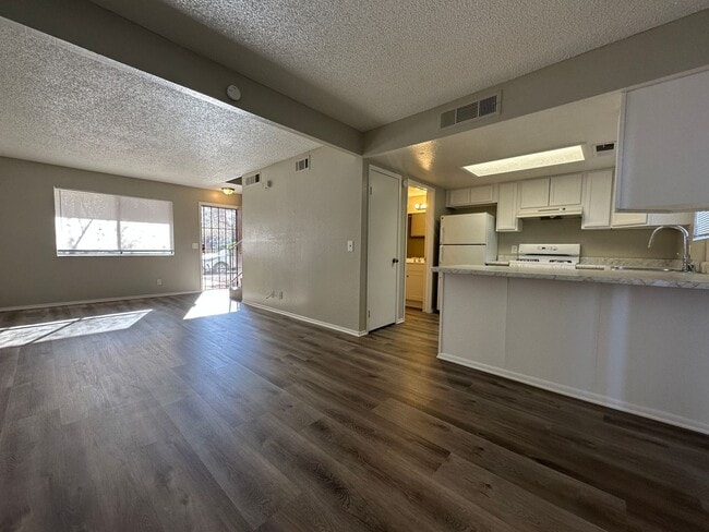 Building Photo - Spacious 2 Bed Townhome with Balcony, Washer/Dryer Included