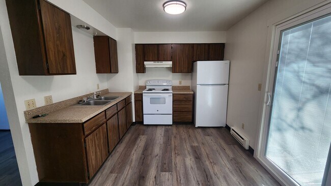 Building Photo - CHA100