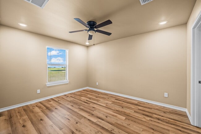Building Photo - Modern 3/2 in New Deal ISD